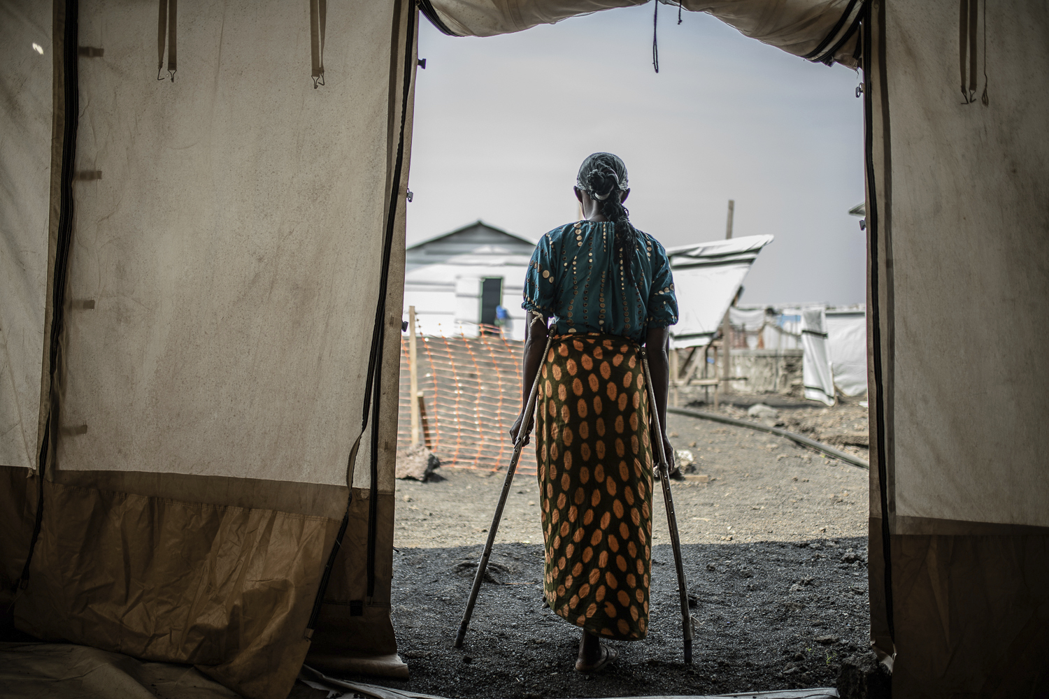 Une femme congolaise âgée de 42 ans, photographiée de dos dans le camp de personnes déplacées de Bulengo à Goma (Nord-Kivu), l’est de la République démocratique du Congo, le 23 août 2023. 