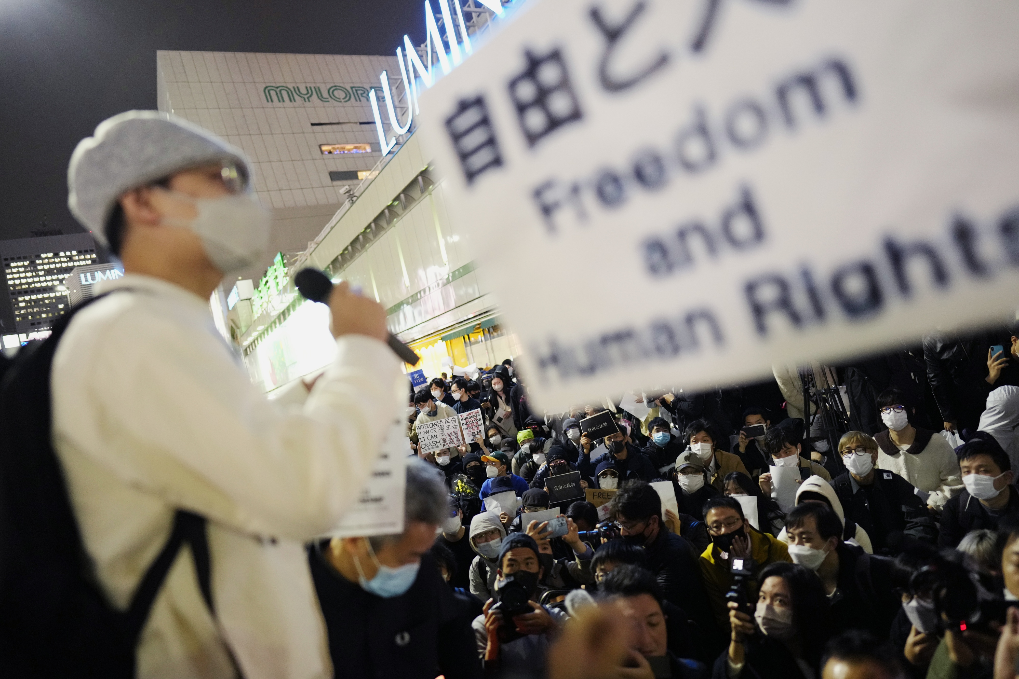 Une manifestation tenue à Tokyo, au Japon, le 30 novembre 2022, en hommage aux victimes d’un incendie grave survenu six jours auparavant à Ürümqi, la capitale de la région du Xinjiang en Chine. Une grande bannière avec les mots « Liberté et droits humains » résumait aussi ce que les manifestants voulaient voir au Xinjiang.