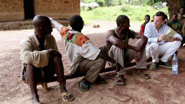 Philippe Bolopion interviews witnesses of looting and destruction in Zere, Central African Republic in November 2013.