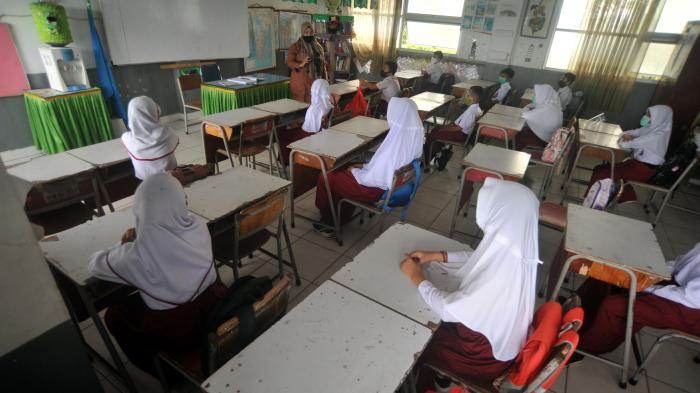 Brezzer Blachmale Video Xxx School Girls - I Wanted to Run Awayâ€: Abusive Dress Codes for Women and Girls in Indonesia  | HRW