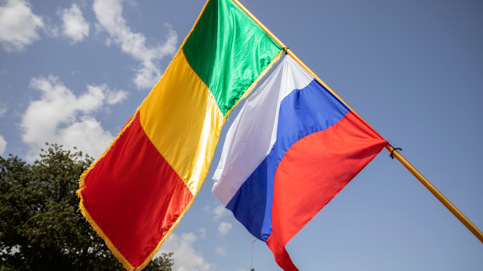 Malian and Russian flags fly side-by-side