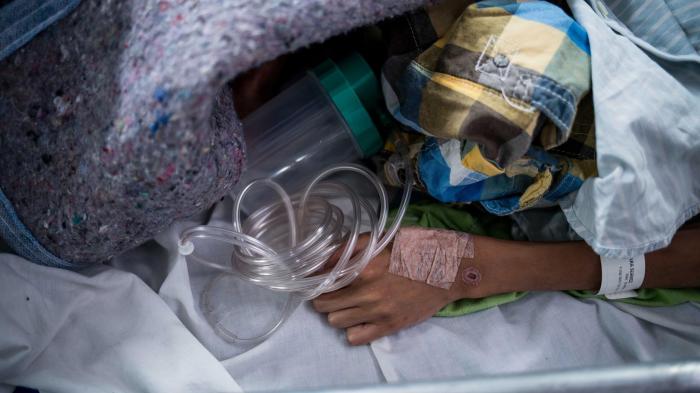 Mujeres embarazadas huyen de la falta de atención médica en Venezuela