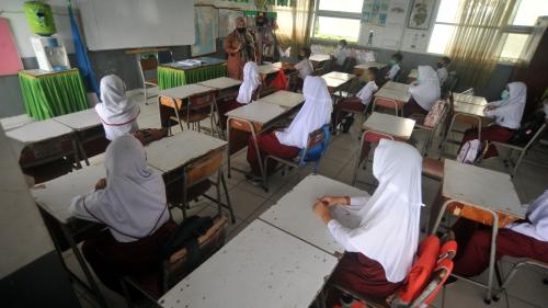 Indian First Time Chest Girls College Girls Chest X Videos - I Wanted to Run Awayâ€: Abusive Dress Codes for Women and Girls in Indonesia  | HRW