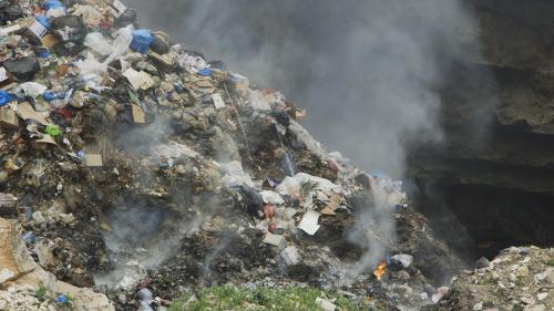 كأنك تتنشق موتك": المخاطر الصحية لحرق النفايات في لبنان | HRW