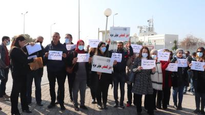 Des membres du Syndicat national des journalistes tunisiens (SNJT) manifestent devant le siège de la télévision publique.