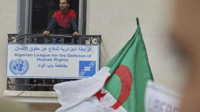 Un homme, debout sur un balcon des locaux de la Ligue algérienne pour la défense des droits de l’homme (LADDH), observait une manifestation à Alger, le 30 mars 2021.