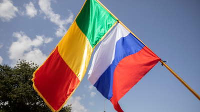 Malian and Russian flags fly side-by-side