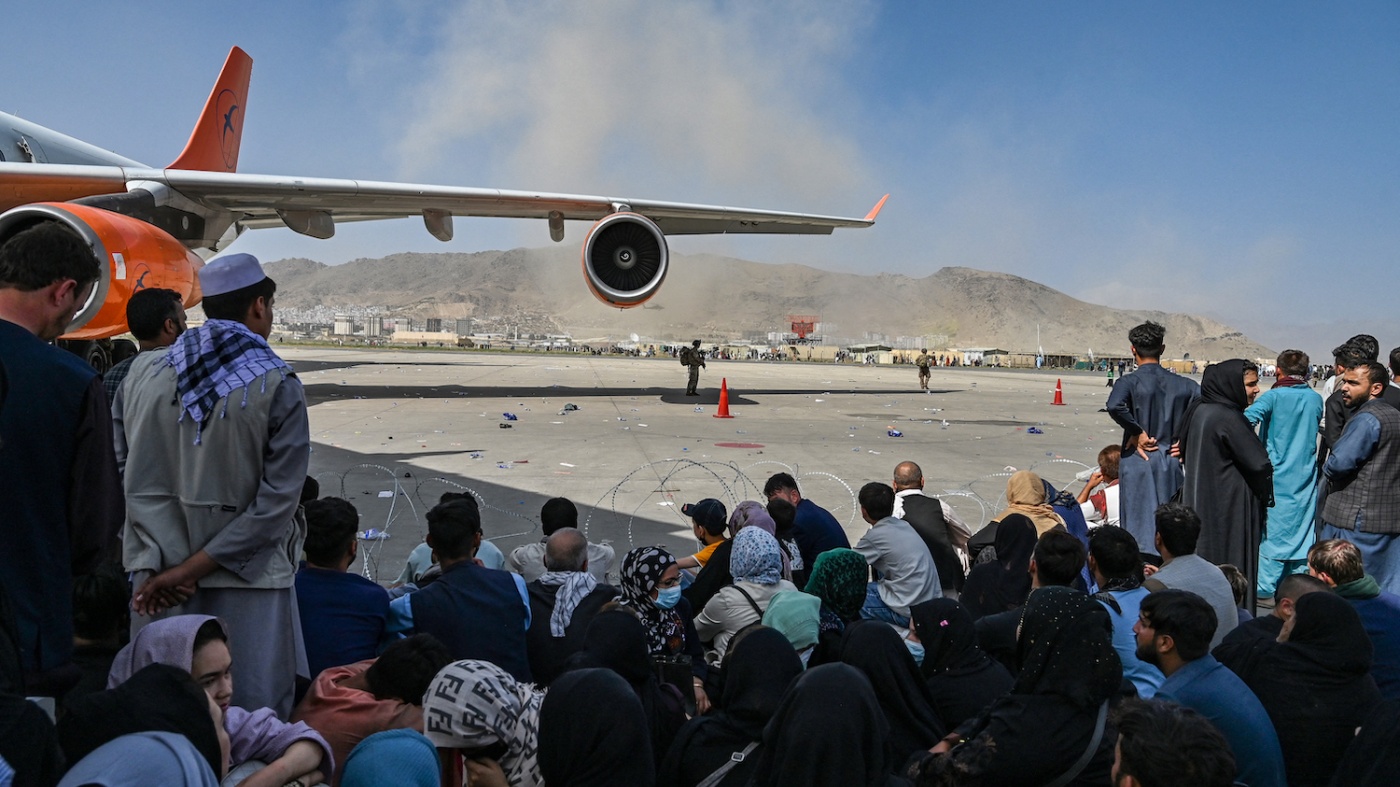 Afghanen warten am internationalen Flughafen von Kabul auf ihre Ausreise, nachdem die Taliban die Macht übernommen haben, 16. August 2021.