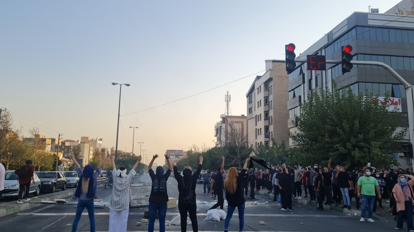 Des femmes iraniennes manifestaient le 1er octobre 2022, sans porter le hijab obligatoire, lors de la vague de manifestions ayant suivi après la mort de Mahsa (Jina) Amini, 22 ans, le 16 septembre 2022, alors qu'elle était détenue par la Police des mœurs de Téhéran. 