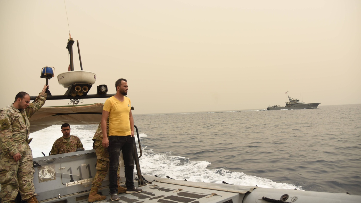 Boote der Libanesischen Armee suchen auf See nach Überlebenden am 24. April 2022, nachdem ein Boot mit Menschen auf der Flucht in den Gewässern vor der nördlichen Stadt Tripoli gesunken ist. © 2022 CHINE NOUVELLE/SIPA/Shutterstock