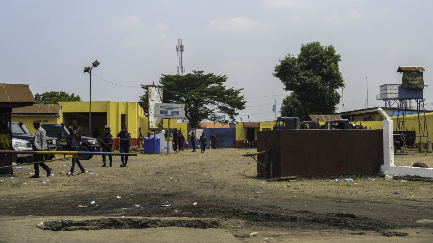 Des policiers à la prison de Makala le lendemain de la tentative d'évasion