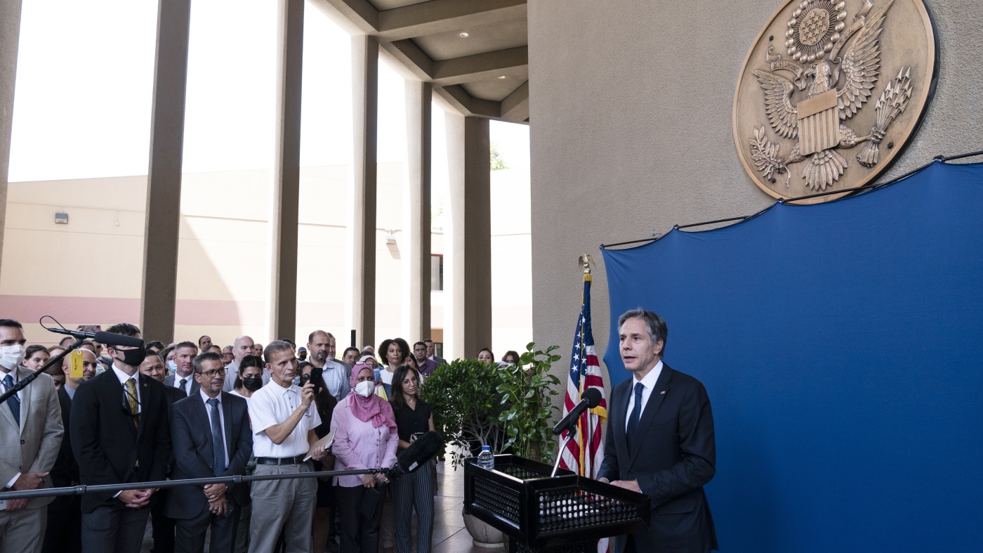 Le secrétaire d'État américain Antony Blinken salue les membres du personnel de l'ambassade des États-Unis au Caire, en Égypte, le 26 mai 2021.