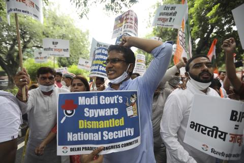 Trabalhadores do Partido do Congresso gritam slogans durante um protesto acusando o primeiro -ministro Narendra Modi