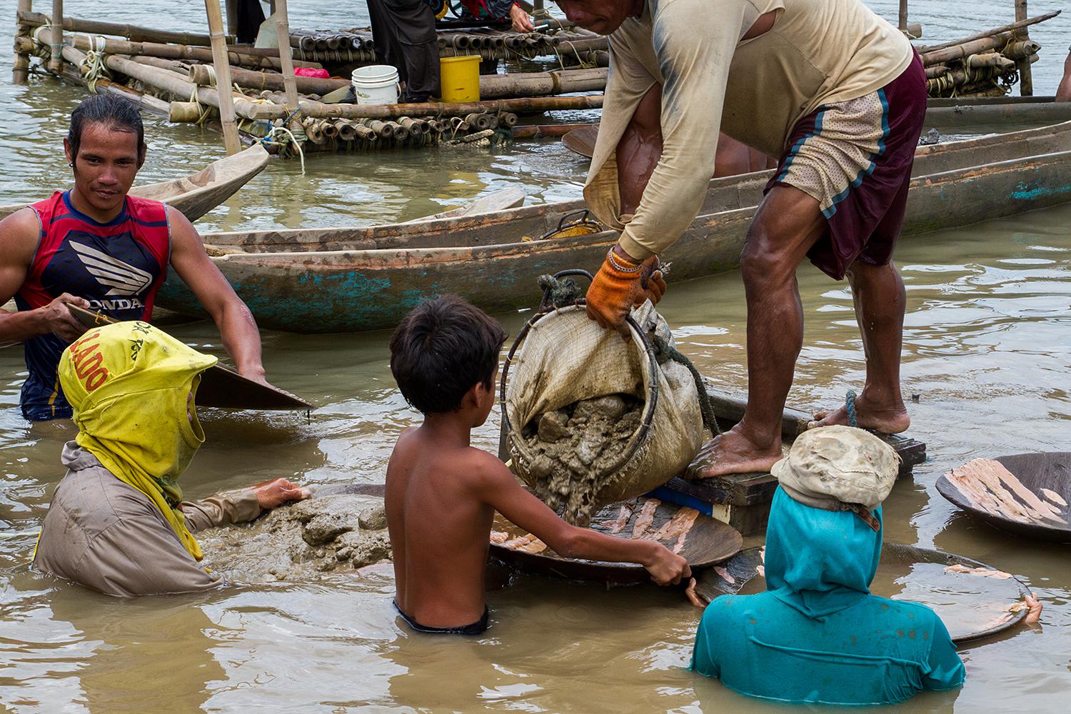 Philippines: Children Risk Death to Dig and Dive For Gold 