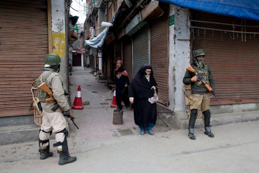 Kashmir Crisis Erupts, World Watches Anxiously Human Rights Watch