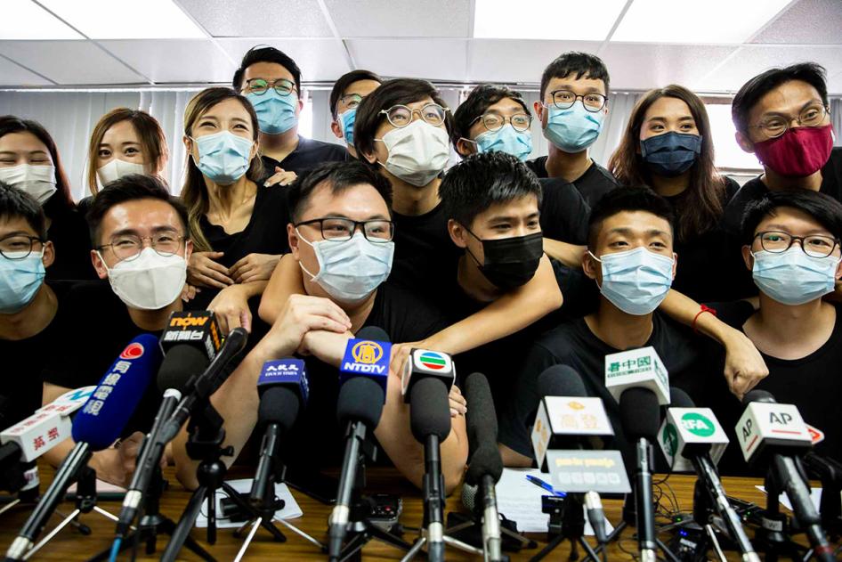 Des activistes pro-démocratie à Hong Kong, photographiés en 2021.  Le 6 janvier 2021, la police de Hong Kong a arrêté 53 activistes et opposants politiques, dont 47 ont ensuite été accusés de « subversion » dans le cadre de la loi sur la sécurité nationale. 