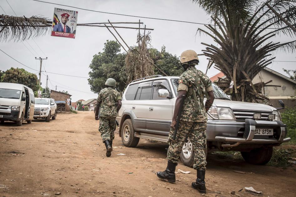 Ces deux soldats ougandais patrouillaient près de la maison du chef de l'opposition Bobi Wine (Robert Kyagulanyi) à Magere, en Ouganda, le 16 janvier 2021. Bobi Wine, qui était candidat à l’élection présidentielle du 14 janvier, avait été assigné à résidence durant cette période.