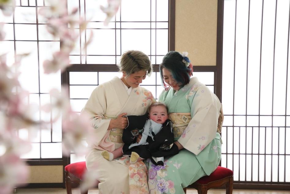 Les militantes japonaises des droits LGBT Mamiko Moda et Satoko Nagamura avec leur fils, né au grâce à un don de sperme. 