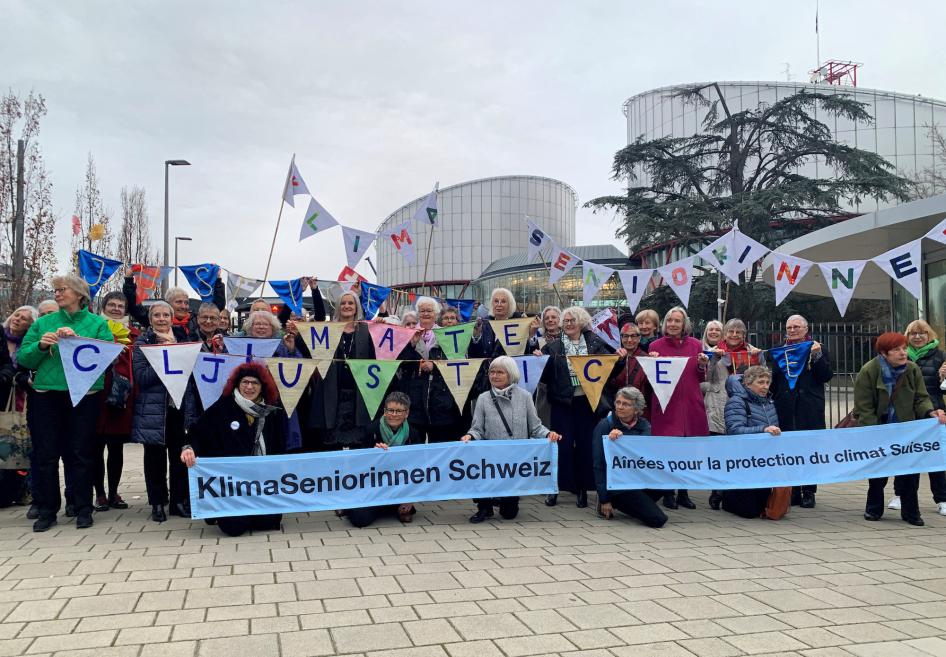 Des membres de l'association KlimaSeniorinnen Schweiz (Aînées pour la protection du climat Suisse) tenaient des banderoles devant le siège de la Cour européenne des droits de l'homme à Strasbourg, le 29 mars 2023. 