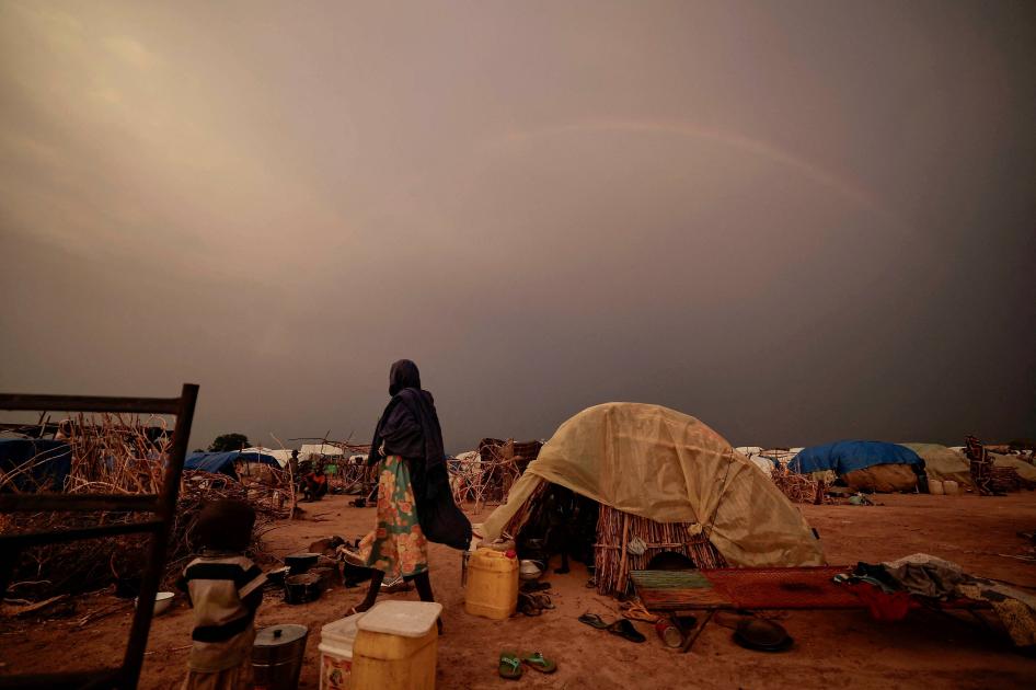 Un arco iris sobre los albergues improvisados de las personas que huyeron del conflicto en la región sudanesa de Darfur, durante una puesta de sol en Adre, Chad, 27 de julio de 2023.