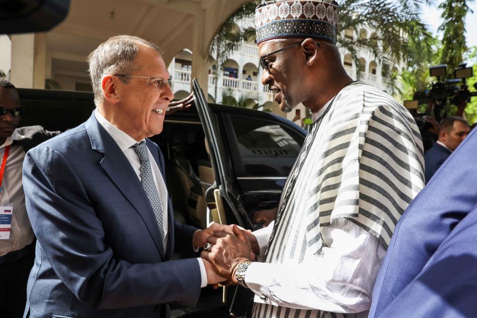 El ministro de Asuntos Exteriores de Mali, Abdoulaye Diop, a la derecha, recibe al ministro de Asuntos Exteriores de Rusia, Sergey Lavrov, durante su reunión en Bamako, Mali, el 7 de febrero de 2023. 