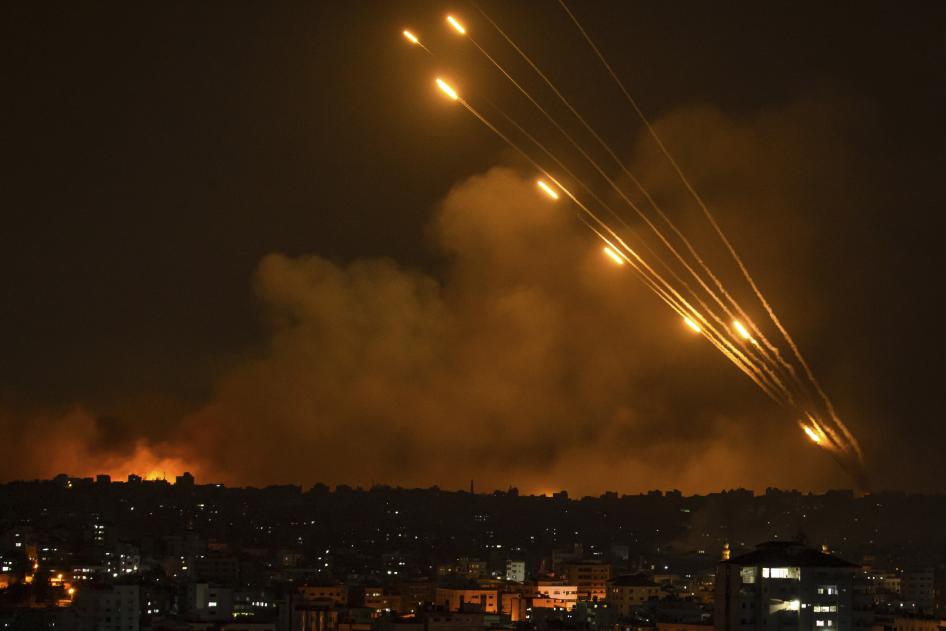 Une série de roquettes tirées vers Israël depuis la bande de Gaza illumine le ciel, le 8 octobre 2023.