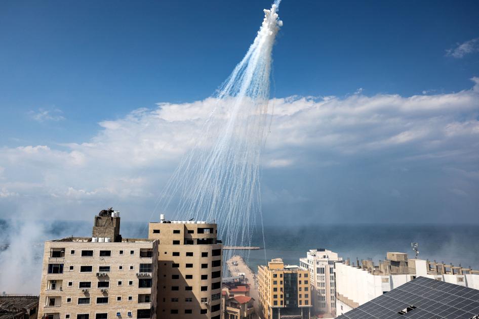 空中爆炸的白磷弹向加沙市港口周遭散落，2023年10月11日。