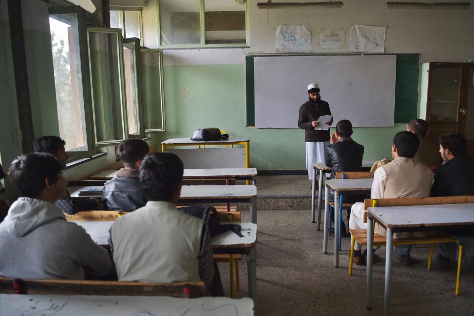 Afghanische Schüler besuchen ihren ersten Unterricht an einer Oberschule in Kabul, 25. März 2023.