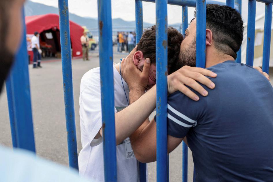 Mohammad, un jeune Syrien âgé de 18 ans ayant survécu au naufrage d’un bateau survenu le 14 juin 2023 en mer Ionienne, près de Pylos en Grèce, serrait dans ses bras son frère Fadi dans le port de Kalamata, en Grèce, le 16 juin 2023.  