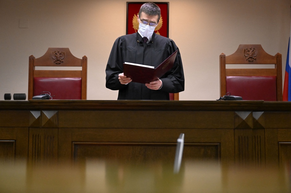 Судья Нефедов зачитывает решение в Верховном суде