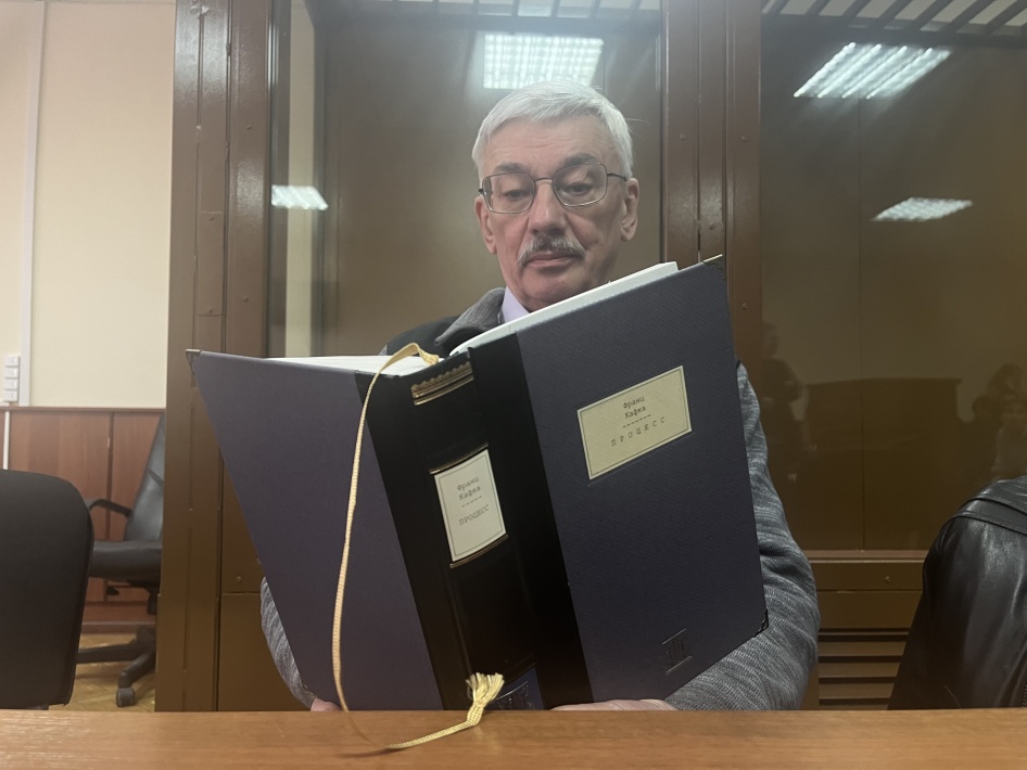 Олег Орлов читает "Процесс" Франца Кафки в московском суде во время своего судебного процесса, февраль 2024 года.
