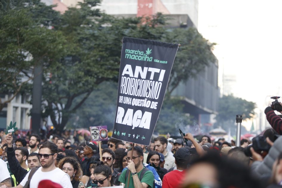 Manifestantes pedem reformas em relação à maconha na 15ª edição da Marcha da Maconha em São Paulo, Brasil, 17 de junho de 2023