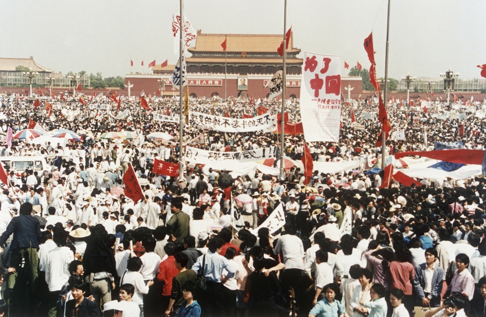 Des milliers de manifestants pro-démocratie étaient rassemblés sur la place Tiananmen («  Porte de la paix céleste »), à Pékin, en Chine, le 17 mai 1989.