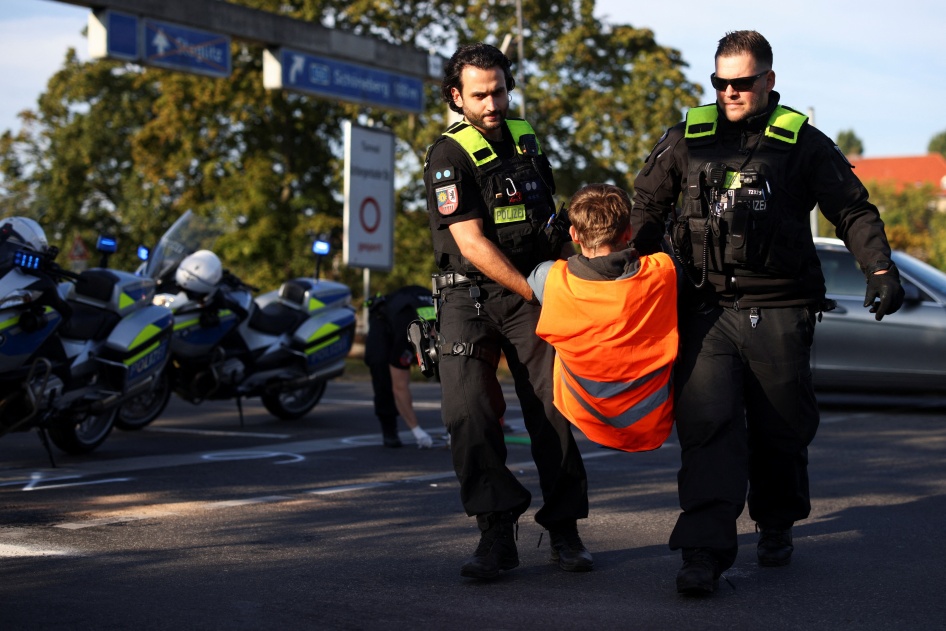 Polizeibeamte entfernen einen Aktivisten der „Letzten Generation“ bei einer Protestaktion für den Klimaschutz in Berlin, Deutschland, 28. September 2023.