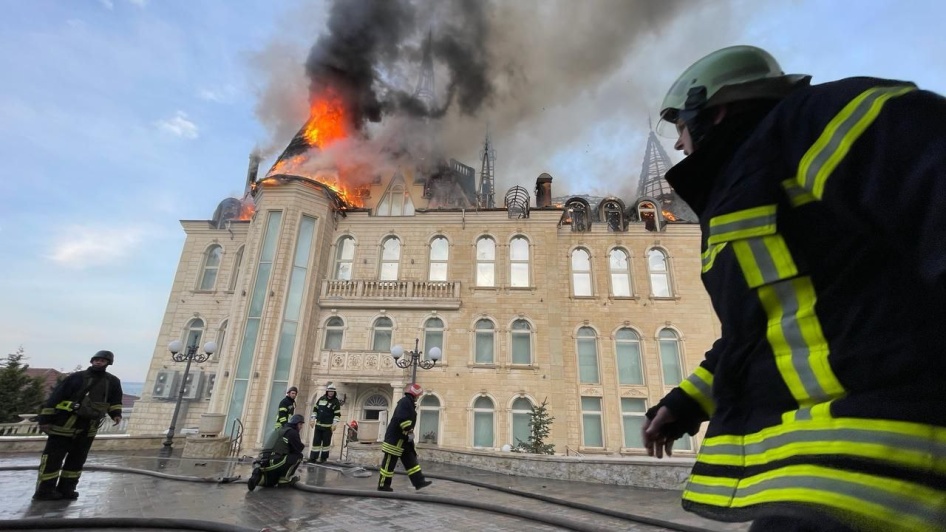 Одеська юридична академія охоплена вогнем після удару російськими касетними боєприпасами 29 квітня 2024 року. 