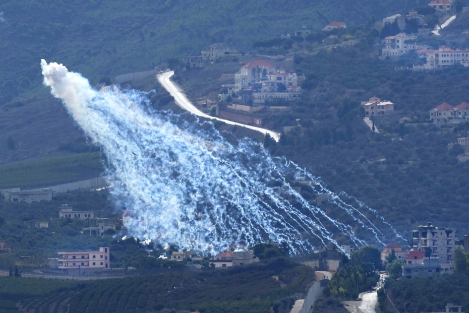 Explosion aérienne d’une munition israélienne au phosphore blanc, issue d’un tir d'artillerie et provoquant des traînées de fumée blanche au-dessus du village de Kfar Kila dans le sud du Liban.