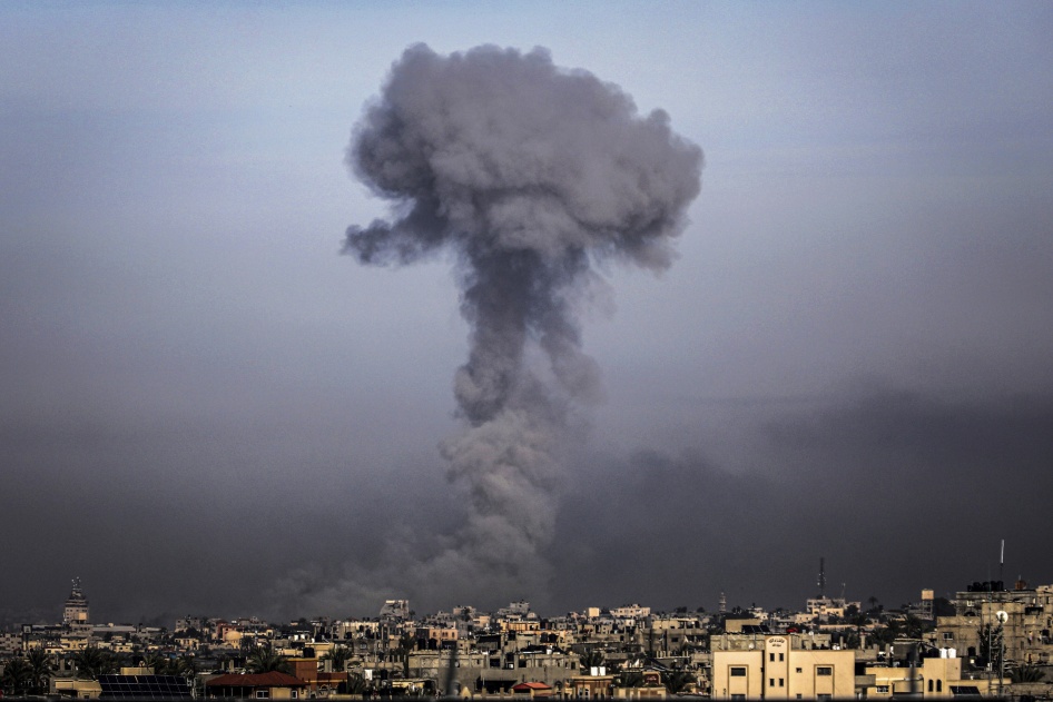 Smoke rises after an Israeli air strike on the city of Khan Yunis, Gaza, January 8, 2024.  © 2024 Abed Rahim Khatib/picture-alliance/dpa/AP Photo
