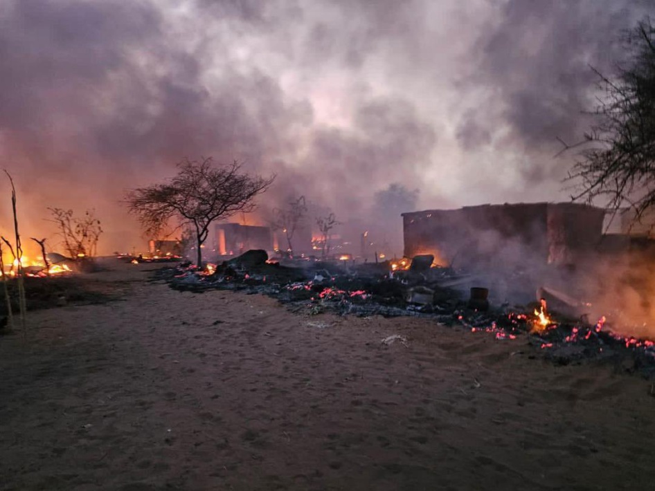 Des maisons incendiées au sud-ouest du camp de personnes déplacées d'Abu Shouk, à El-Fasher (Darfour-Nord), au Soudan, en mai 2024.