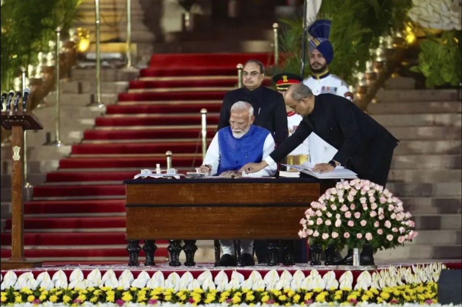 Le Premier ministre indien Narendra Modi signait une attestation validant son troisième mandat lors d'une cérémonie de prestation de serment au Palais présidentiel (« Rashtrapati Bhavan ») à New Delhi, en Inde, le 9 juin 2024. 