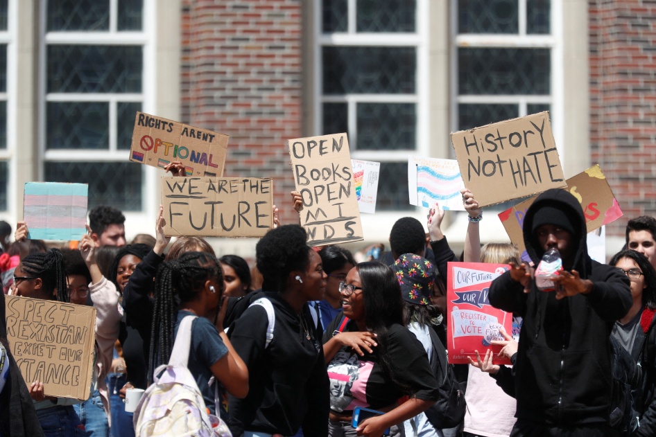 Schüler*innen in Hillsborough County protestieren, nachdem die Bildungsbehörden im US-Bundesstaat Florida beschlossen haben, den Unterricht zu den Themen Geschlechtsidentität und sexuelle Orientierung in allen Klassenstufen der öffentlichen Schulen zu verbieten.