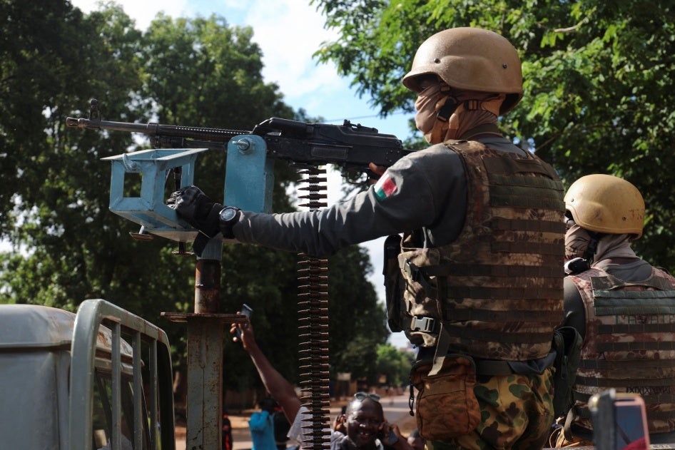 Un soldat du Burkina Faso monte la garde