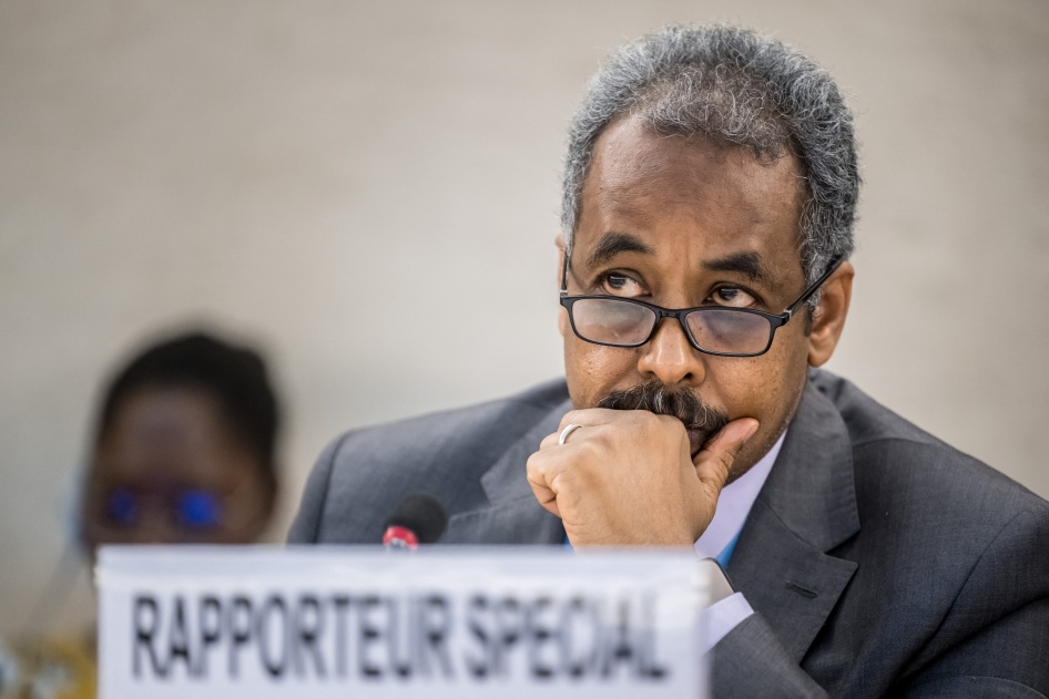 Le Rapporteur spécial sur la situation des droits humains en Érythrée, Mohamed Abdelsalam Babiker, lors de la 55e session du Conseil des droits de l'homme à Genève, Suisse, le 28 février 2024. 