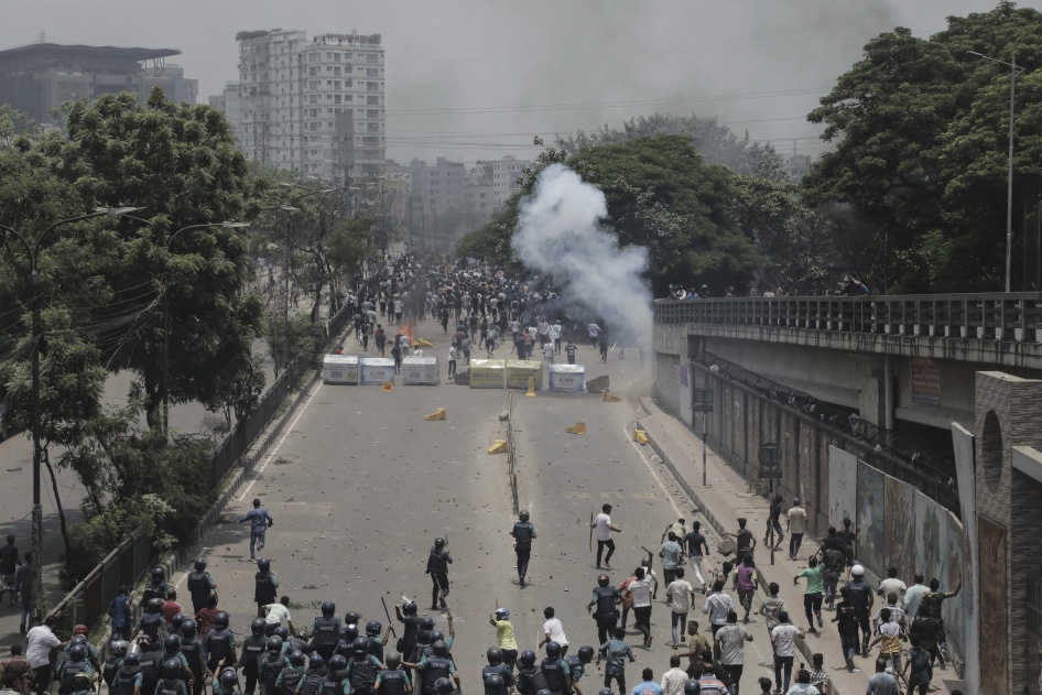 اشتباك بين المتظاهرين المناهضين للحصص والشرطة في داكا، بنغلاديش، في 18 يوليو/تموز 2024.