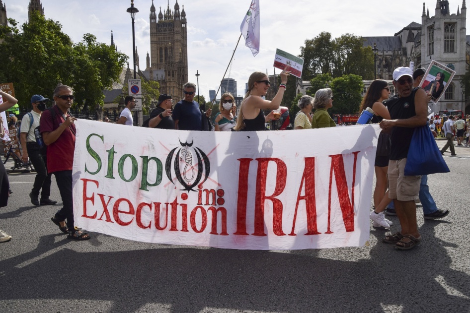 پارچه‌نوشته‌ای که می‌گوید «اعدام‌ها را متوقف کنید» در دستان معترضان در راهپیمایی در میدان پارلمان، لندن، ۱۶ سپتامبر ۲۰۲۳. 