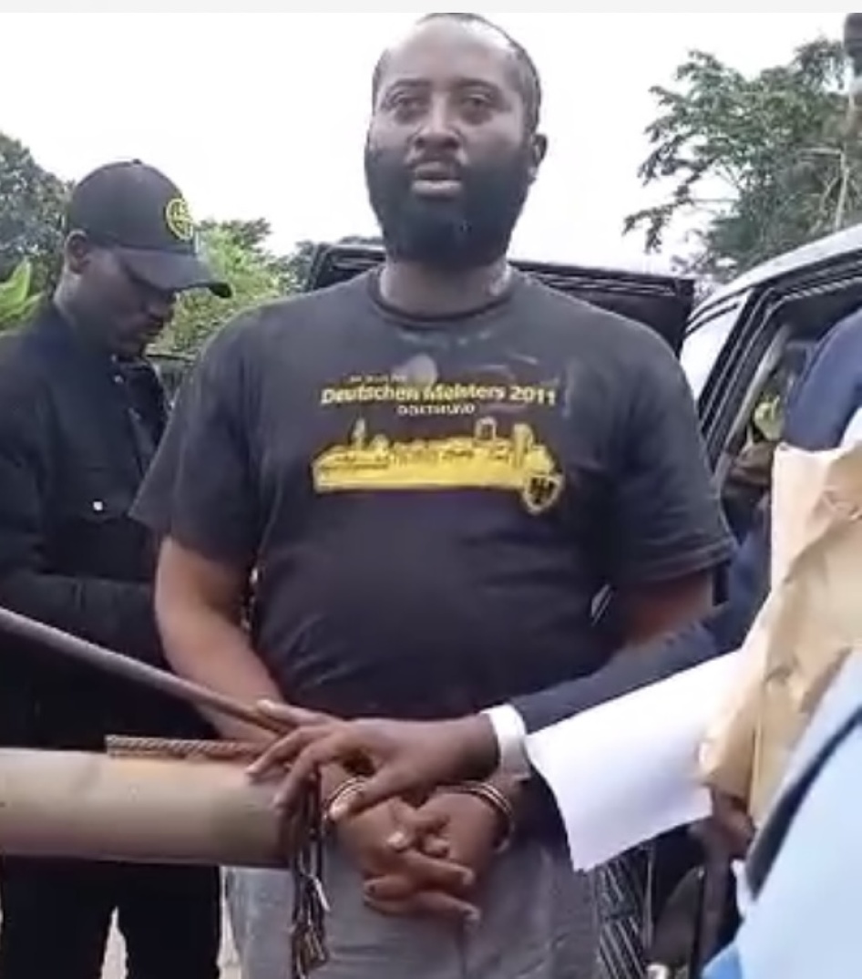  Capture d’écran d’une vidéo publiée sur les réseaux sociaux le 21 juillet 2024 et montrant Steve Akam, également connu sous le nom de Ramon Cotta, à la frontière entre le Gabon et le Cameroun.