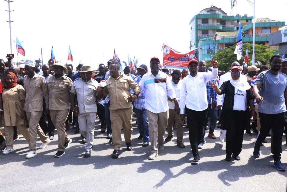 Des membres et partisans du principal parti d'opposition tanzanien, Chadema, dont le vice-président du parti, Tundu Lissu (au centre), participaient à une manifestation à Dar es Salaam, en Tanzanie, le 24 janvier 2024.