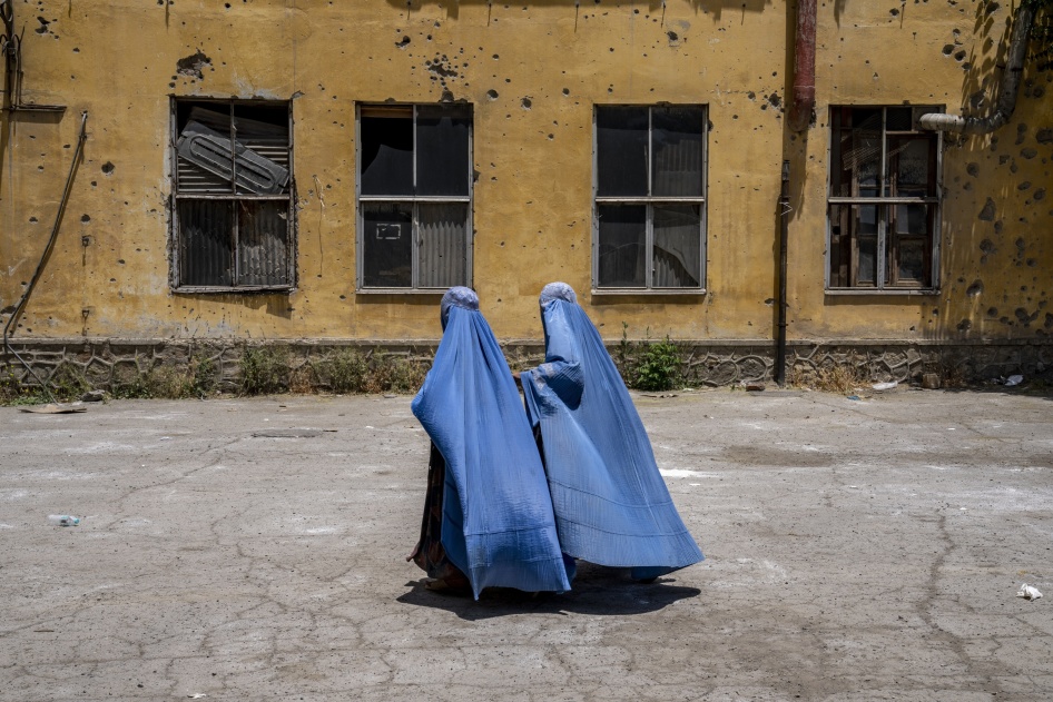 Deux femmes afghanes se dirigeaient vers un centre de distribution de rations alimentaires géré par une association humanitaire à Kaboul, le 28 mai 2023. 