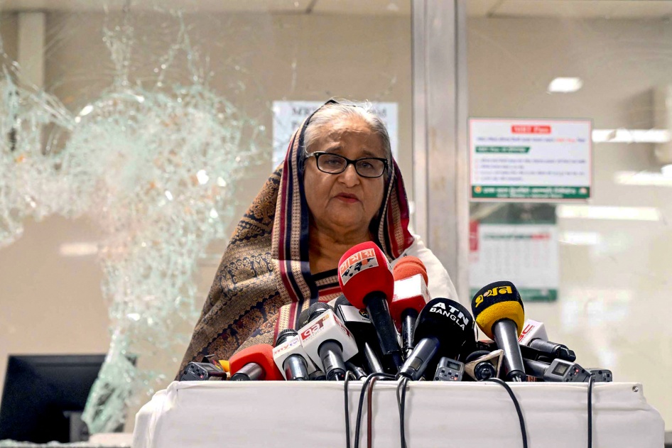 La Première ministre du Bangladesh, Sheikh Hasina, s'adressait aux médias devant une station de métro vandalisée dans le quartier de Mirpur à Dacca, le 25 juillet 2024, suite à des manifestations antigouvernementales.