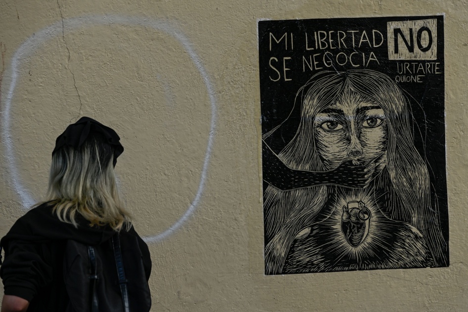 Une femme passait devant une affiche avec les mots « Ma liberté ne se négocie pas » à Toluca, au Mexique, lors d’une manifestation en faveur de la dépénalisation de l’avortement, tenue le 28 septembre 2021, à l’occasion de la Journée internationale pour le droit à l’avortement.