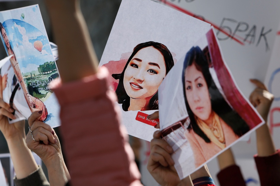 Rassemblement devant le ministère de l'Intérieur du Kirghizstan demandant la démission de ses dirigeants après le meurtre de la jeune mariée kidnappée Aizada Kanatbekova et l'inaction présumée de la police, à Bishkek, le 8 avril 2021. 